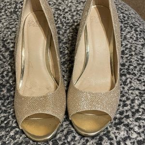 Gold glitter pumps